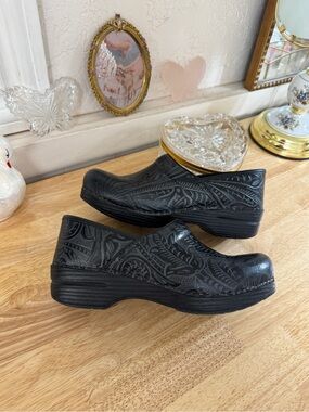 Dansko Tooled Leather Clogs Comfort Shoes Slip On Black Size 39 US 8.5-9